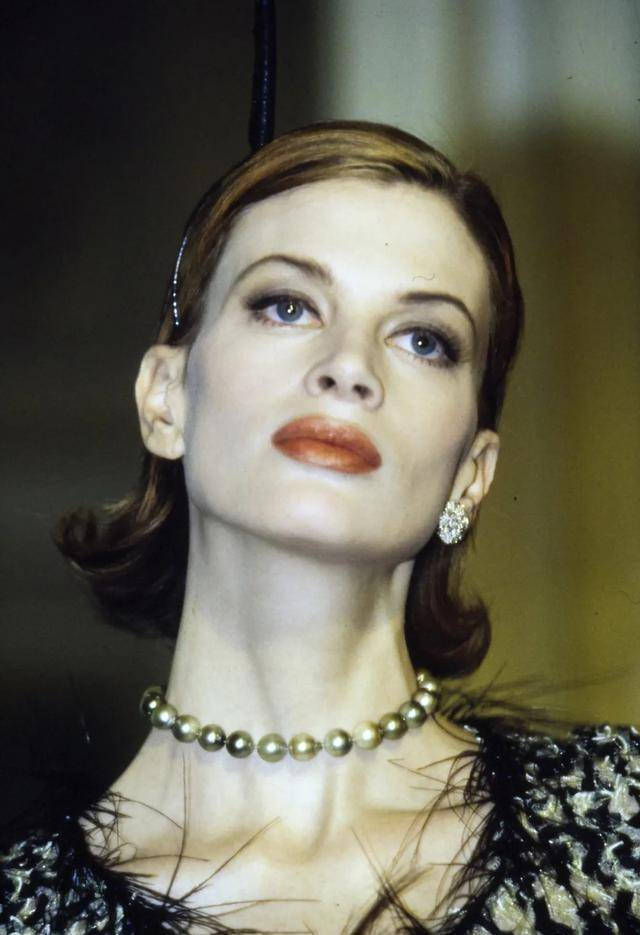 原创她被称时尚界白发妖模消失15年霸气归来老娘依旧美