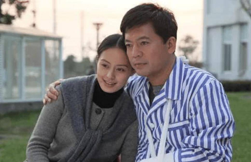 原创何政军与妻子双向奔赴30年44岁凭亮剑走红今幸福美满