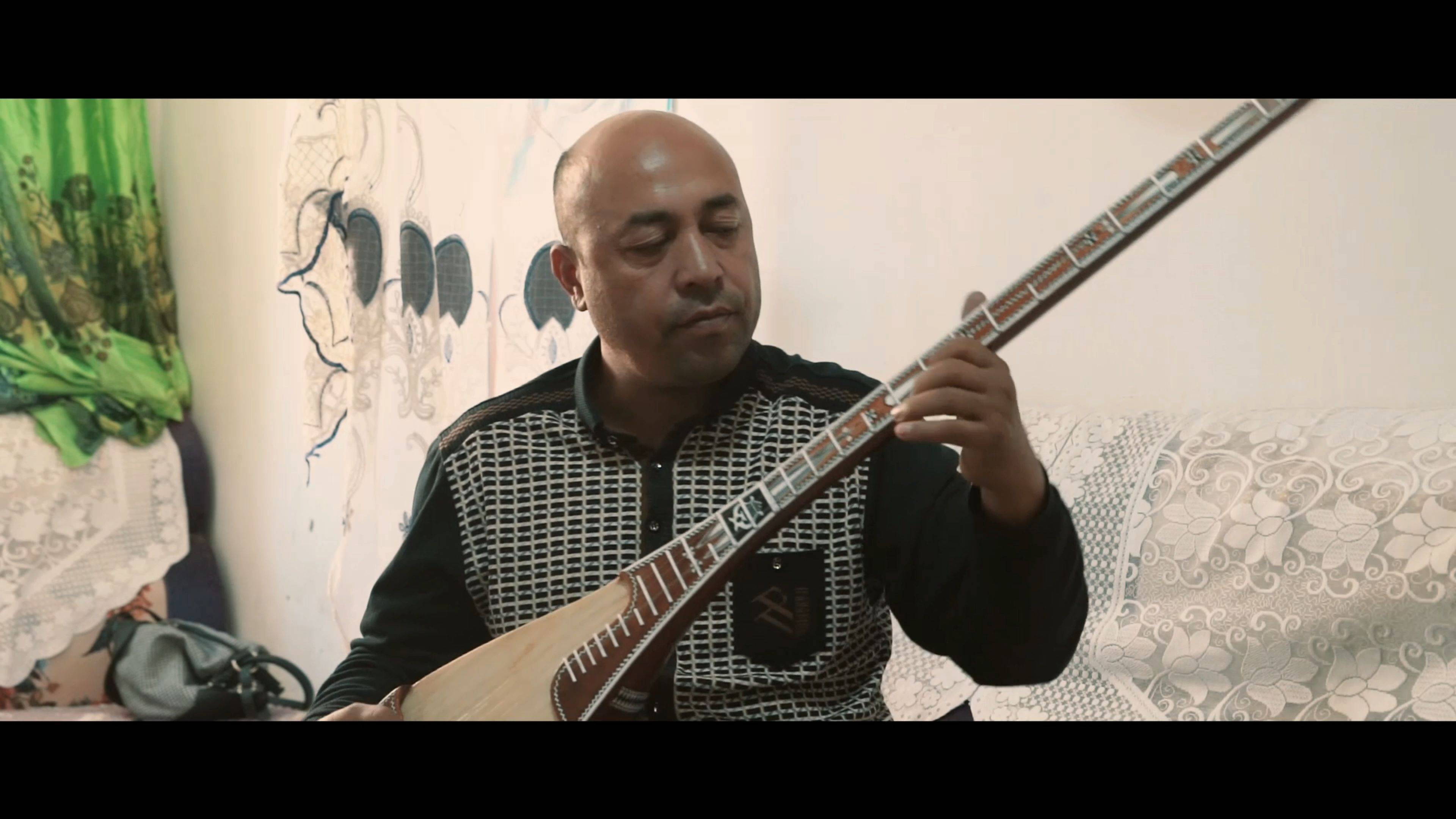 弹唱木卡姆是民间艺术家生活中的重要部分