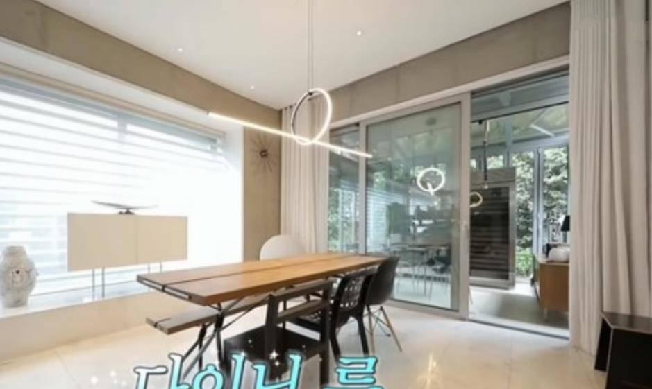 原创刘亚仁3400万豪宅曝光陈列堪比美术馆爬楼梯都能导致腰疼