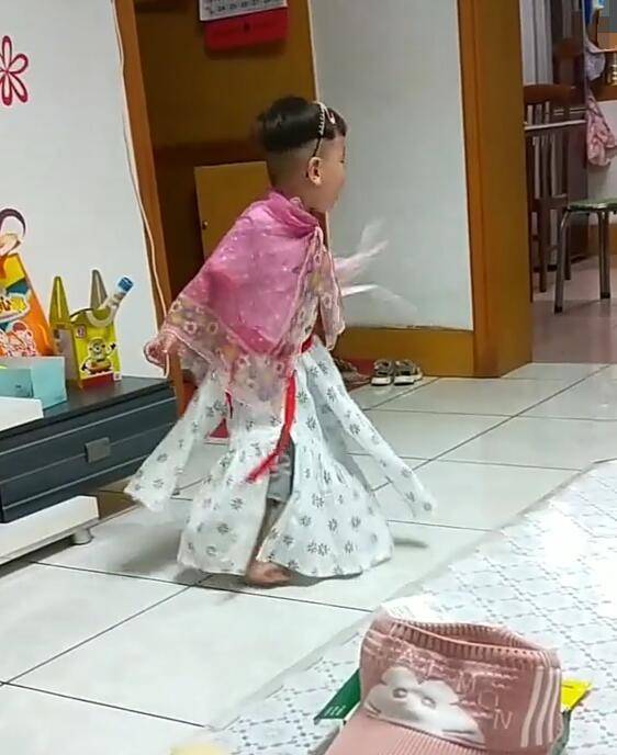 头胎是儿子,父母想要女儿又不想生二胎系列,儿子:你们高兴就好_男孩