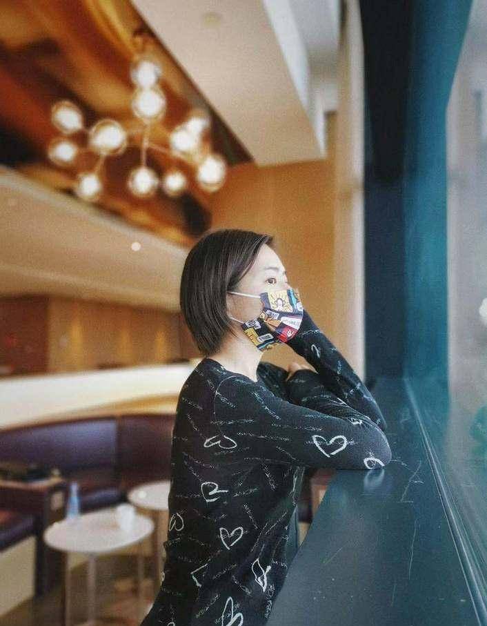 原创上海美女主持陈辰短发美似少女身高167腰细腿长41岁身材太绝