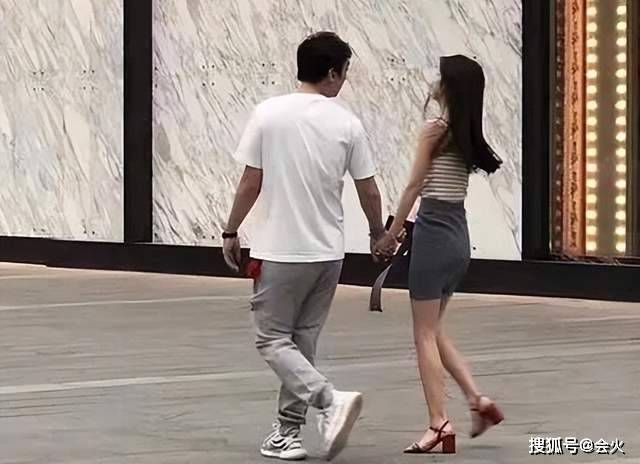 王思聪新恋情疑曝光!女方穿超短裤露出白嫩细腿