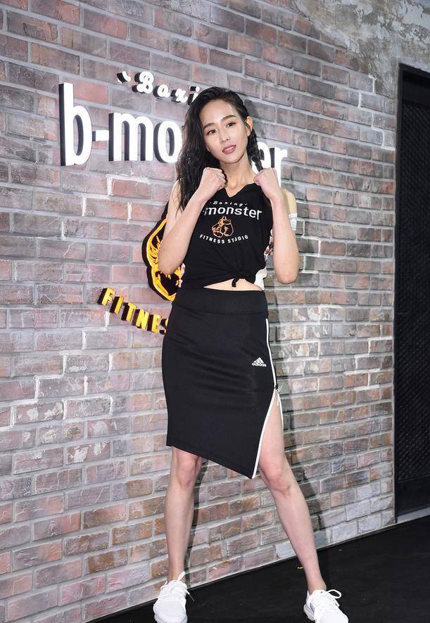 原创张钧甯穿搭真高级运动背心配时尚运动裙这才是中年人的样子