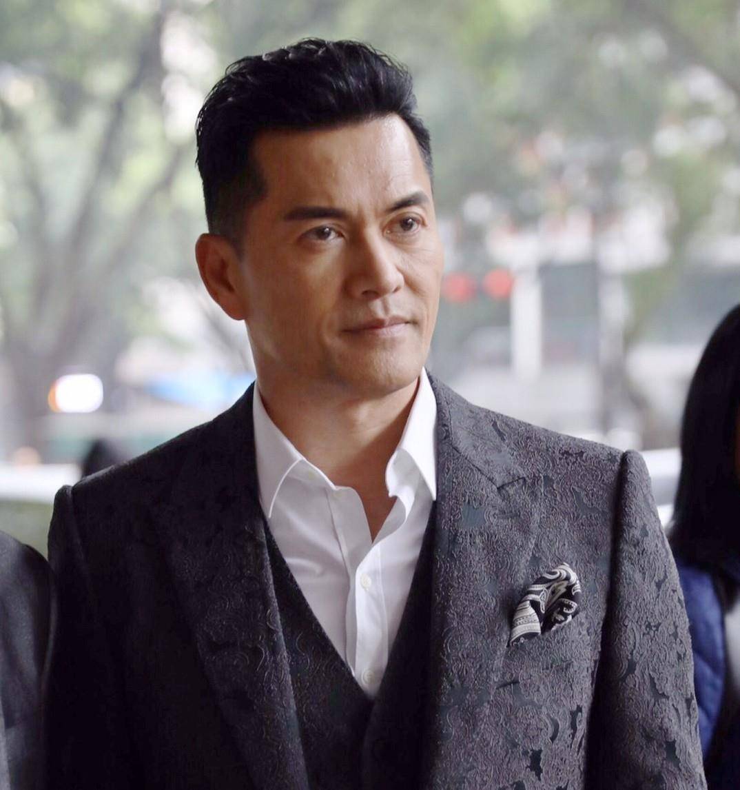 原创吕良伟儿子近照曝光年仅19岁却是个小胖子五官酷似吕良伟