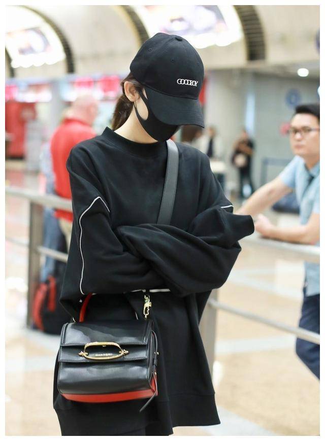 原创古力娜扎机场现身口罩加帽子看不见脸卫衣搭紧身裤秀出小细腿