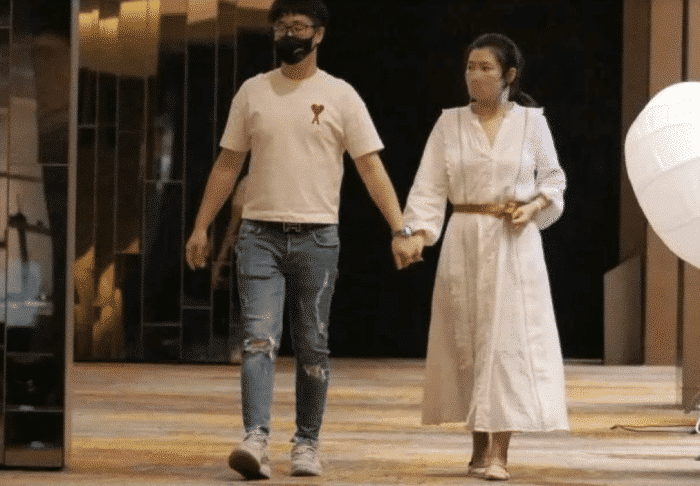 Selina和小男友牵手看展逛超市,无名指上戴对戒
