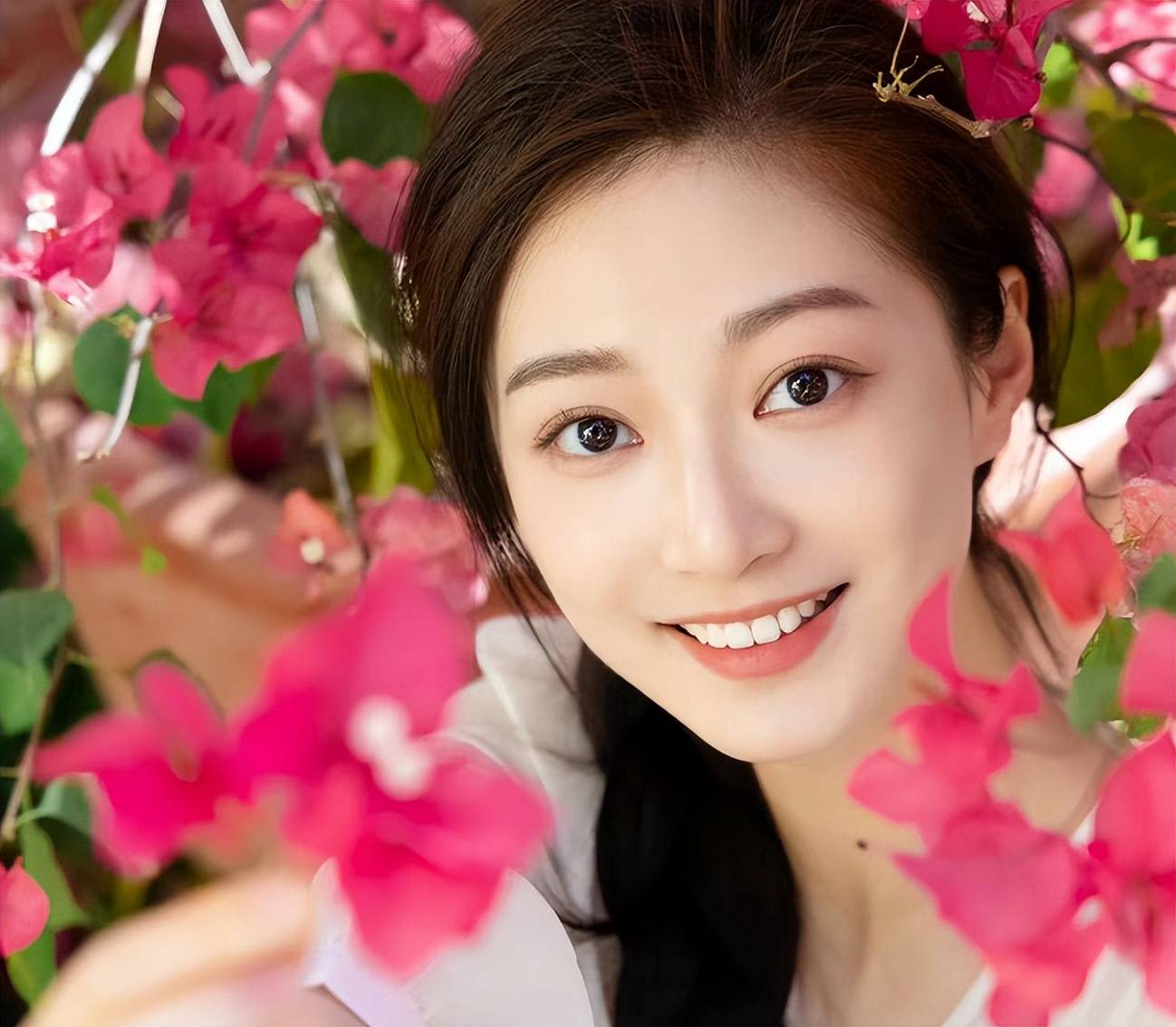 原创中传校花冯琳晒出毕业照笑容甜美充满自信不愧是保研生