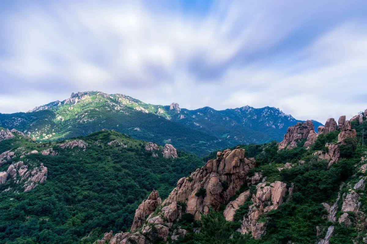 山东一座广受欢迎的山，分为4个支脉，有23条主要河流