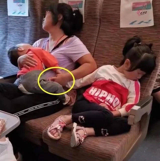高铁上二胎宝妈累倒睡着,手上紧拽俩娃的动作亮了:为母则刚