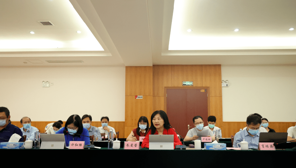 校长肖鸿晶教授为副组长,江西师范大学科技学院原党委书记许红缨教授