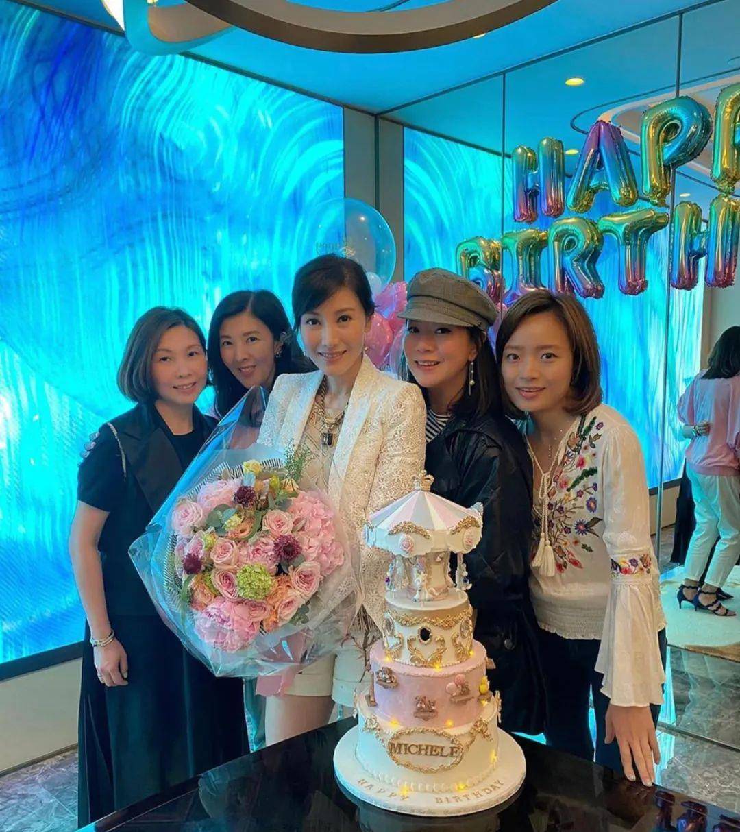 李嘉欣生日照曝光被好友簇拥富婆范尽显每月要领200万生活费