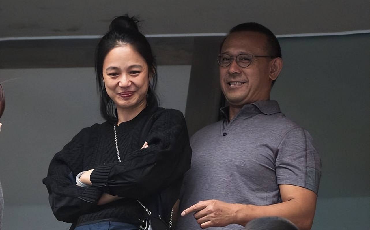 老夫少妻还挺让人羡慕的姜文带着二婚妻子周韵俩人穿的真低调