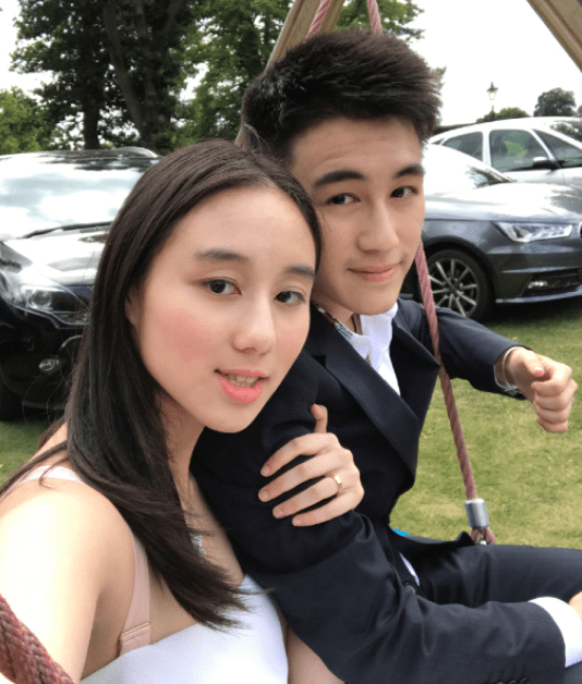 何鸿燊女儿何超欣庆22岁生日,同框哥哥何猷君,两人面带笑容显温馨