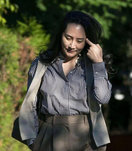 原创孟晚舟不愧是豪门千金身材高挑穿衣有型堪称40岁女性穿搭模板