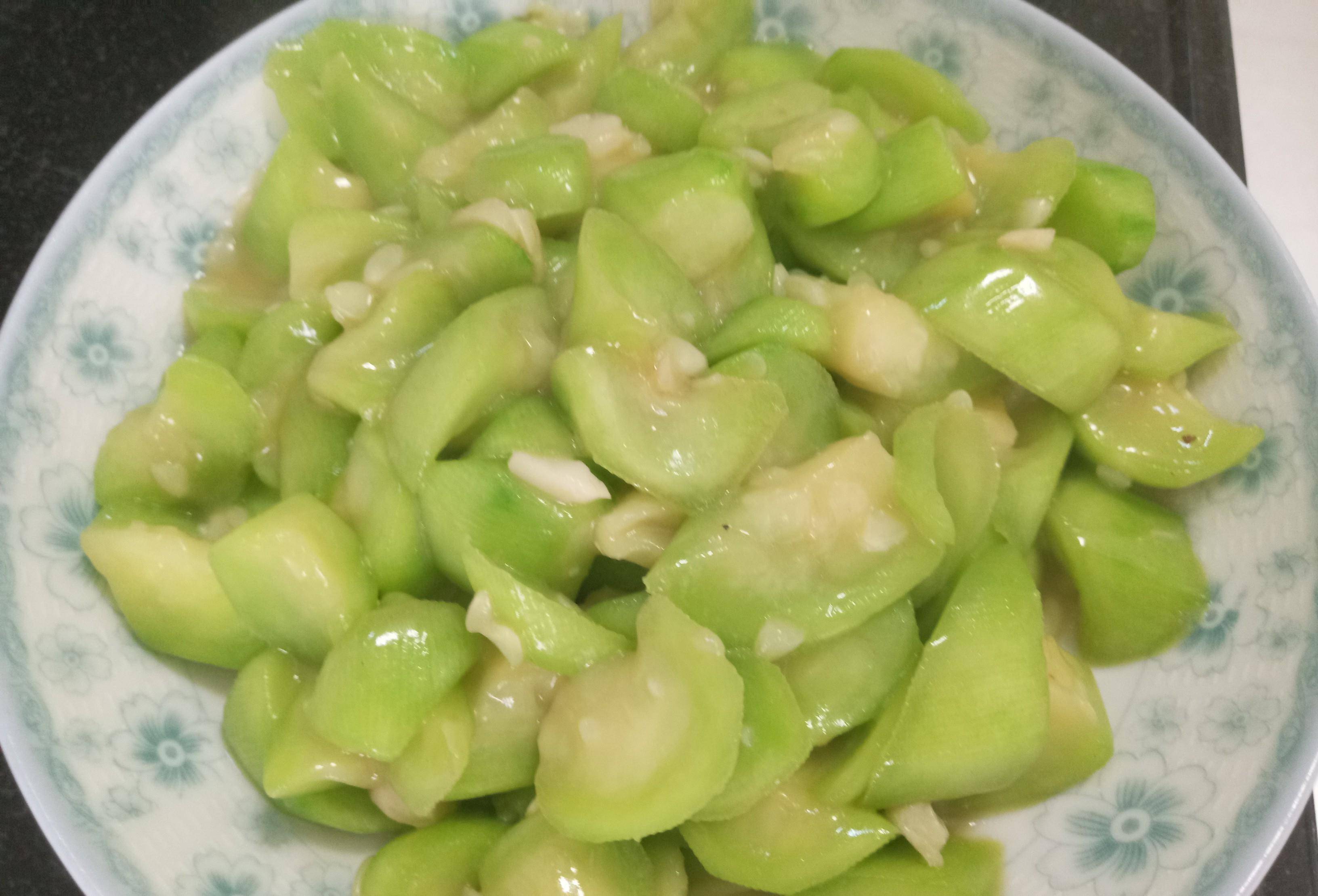 特别是丝瓜作为夏季的时令蔬菜,在家常菜中当做炒菜或煮汤是不错的