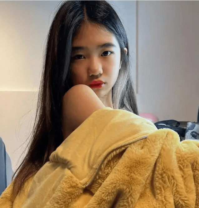 曹格妻子晒女儿近照,穿泳装秀窄腰细腿