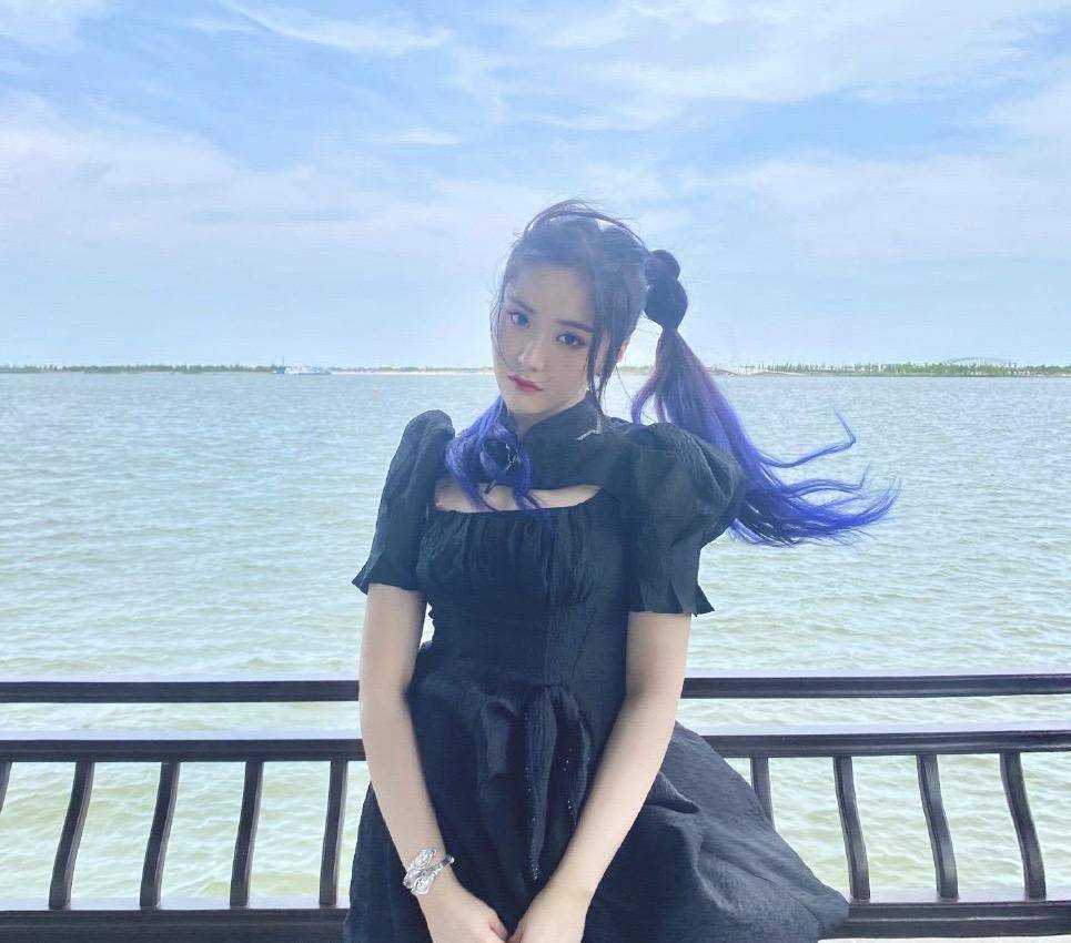 硬糖少女王艺瑾这个发型太酷了,蓝紫色双马尾配黑色裙,酷帅有型_风格