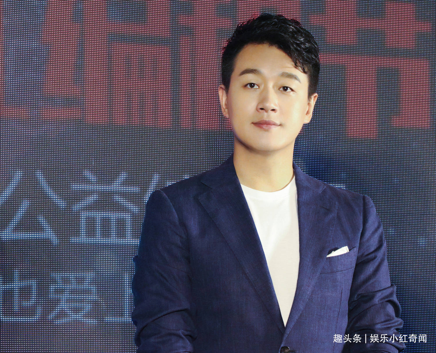 他成名后娶自己的老师,8年生三娃低调20年,如今妻子宛如少女_佟大为