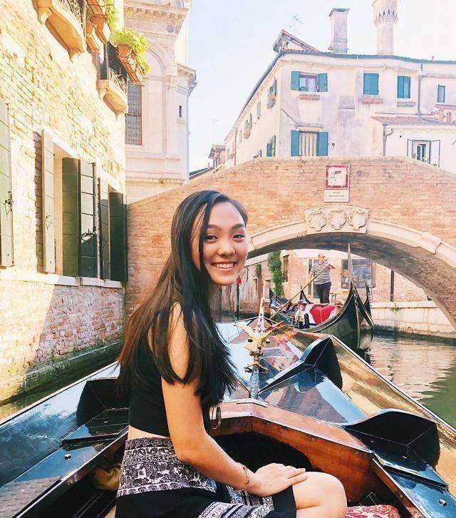 李连杰利智的大女儿21岁生日,与妹妹同框很有国外名媛味儿_jada_李珍