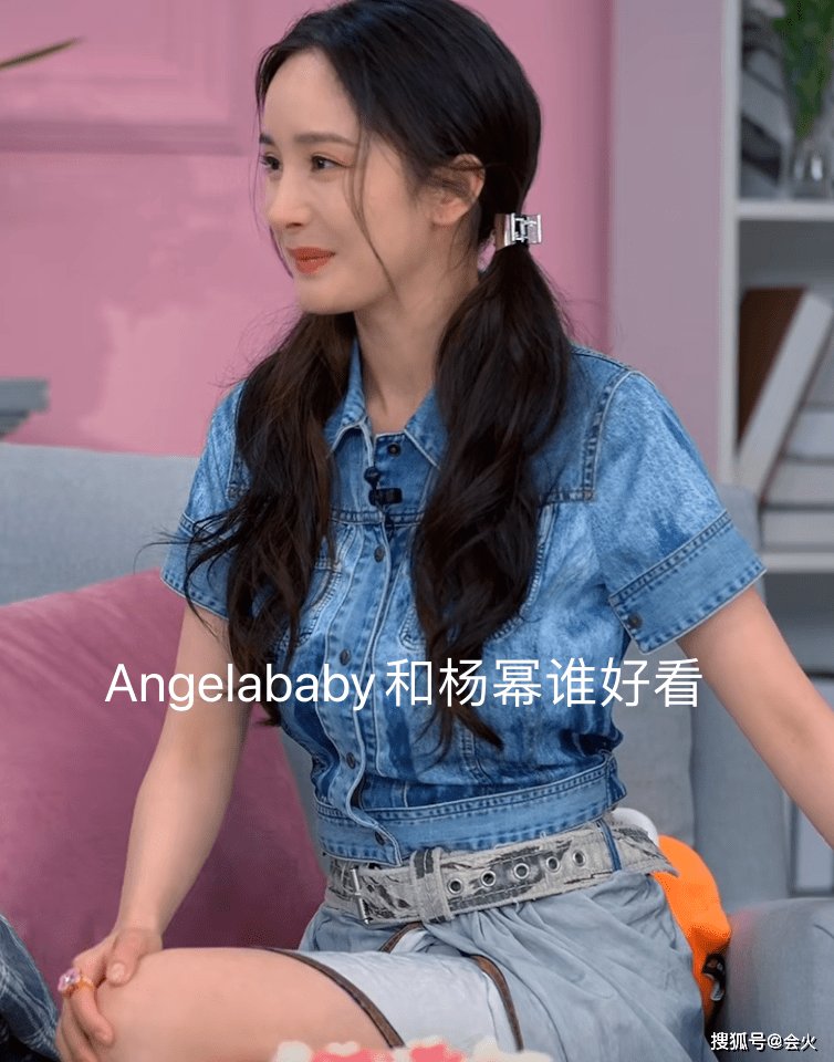 杨幂直播中与baby比美,紧身裙勒出纤细腰肢
