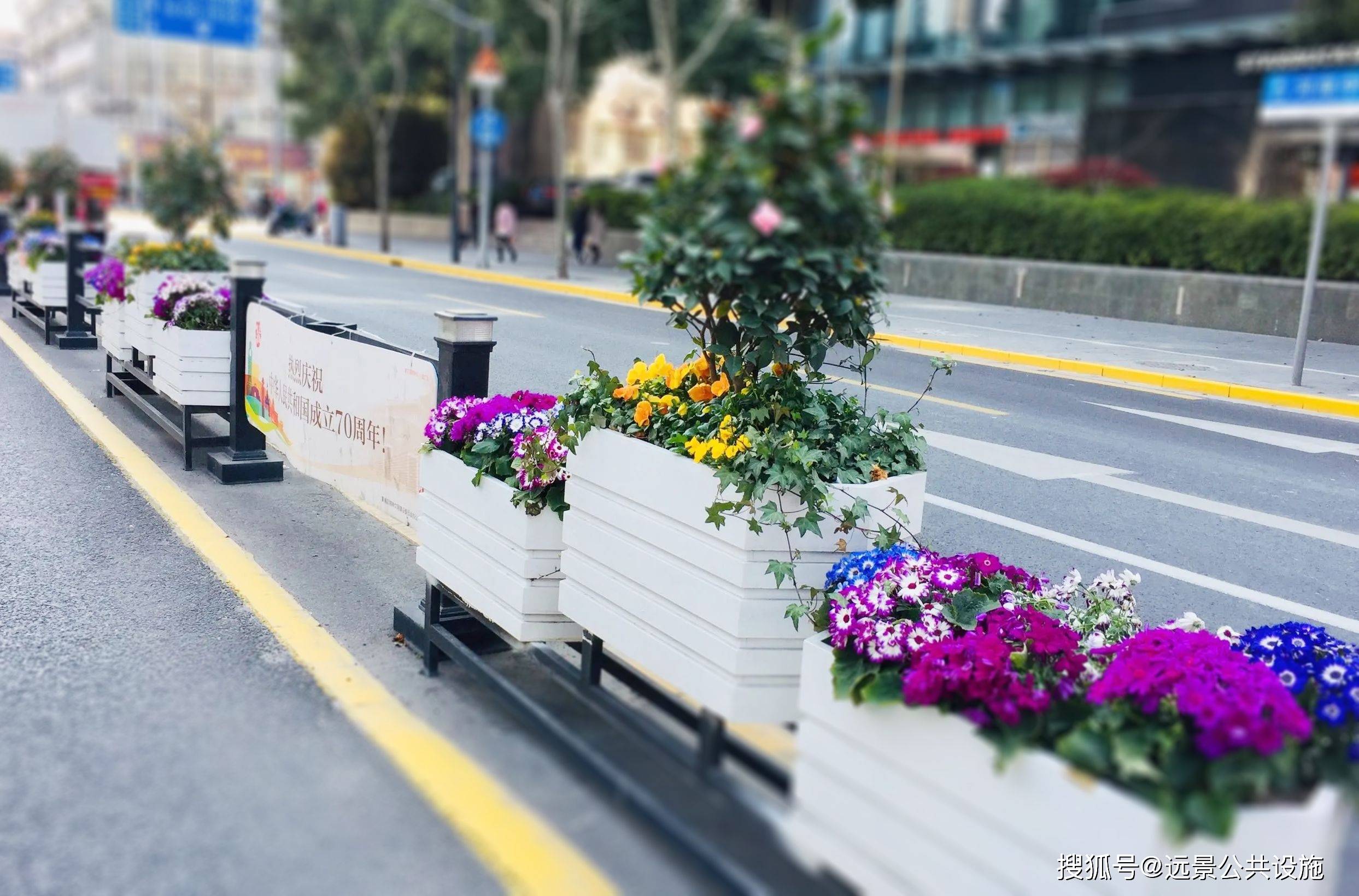 道路花箱给城市建设增添了一抹绿