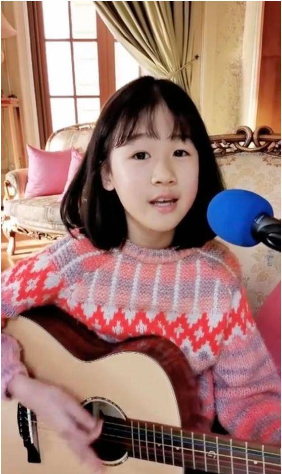 陆毅女儿贝儿长大了,才13岁长相和爸爸似复制,自弹自唱像歌星_网友
