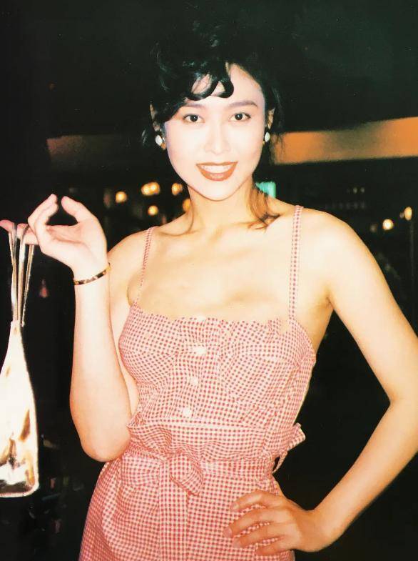 从1993年到1994年,叶玉卿凭借出演《东成西就》,《红玫瑰与白玫瑰》