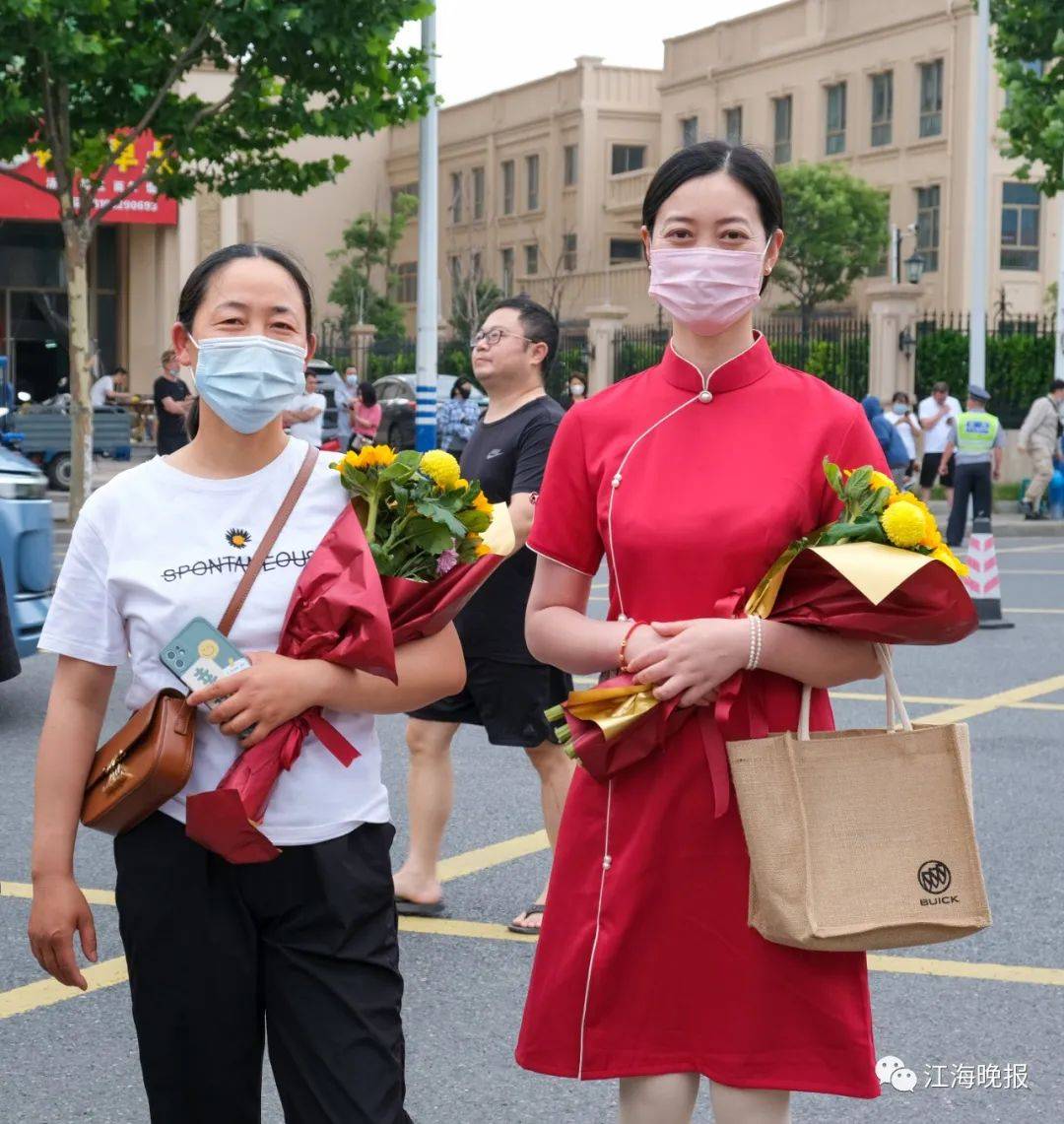妈妈们的旗袍秀120急救车现场待命南通市消防救援支队设置了20个执勤
