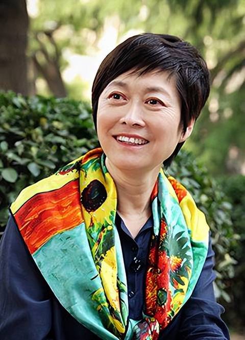 1998年,王尔晴上初中了,在《我的家庭》作文中,她用细腻的笔触描述了