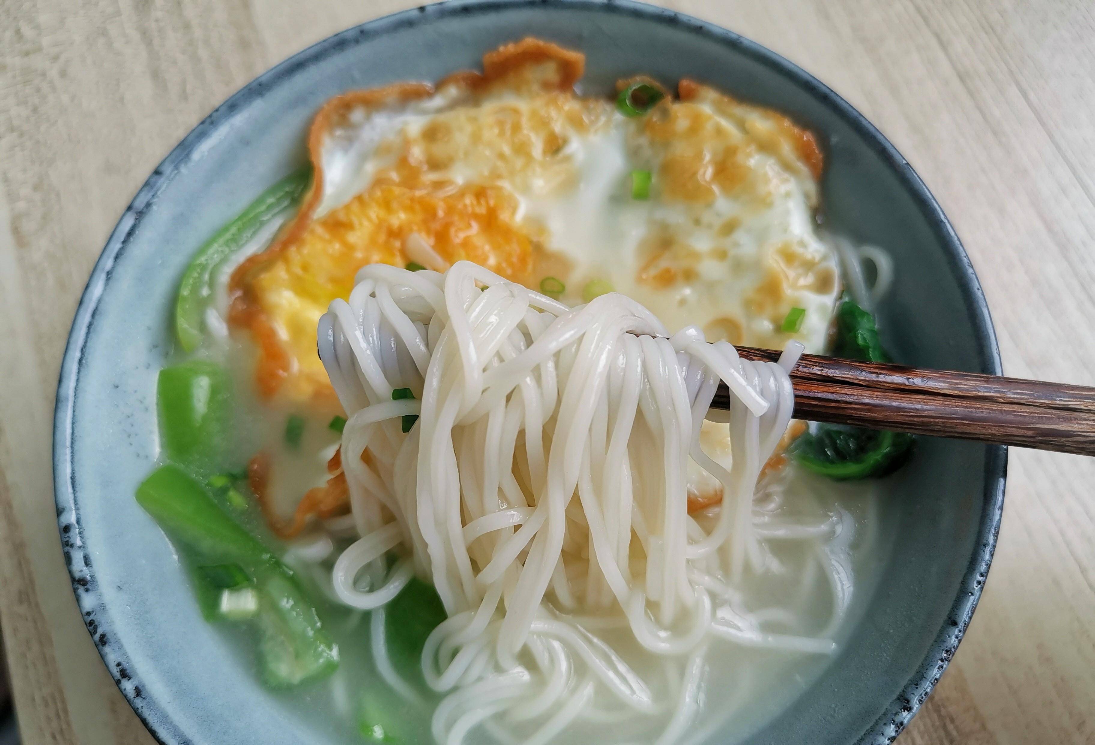 今天分享一道丝瓜鸡蛋面的做法,调料除了食用盐没有用其他的,但是确实