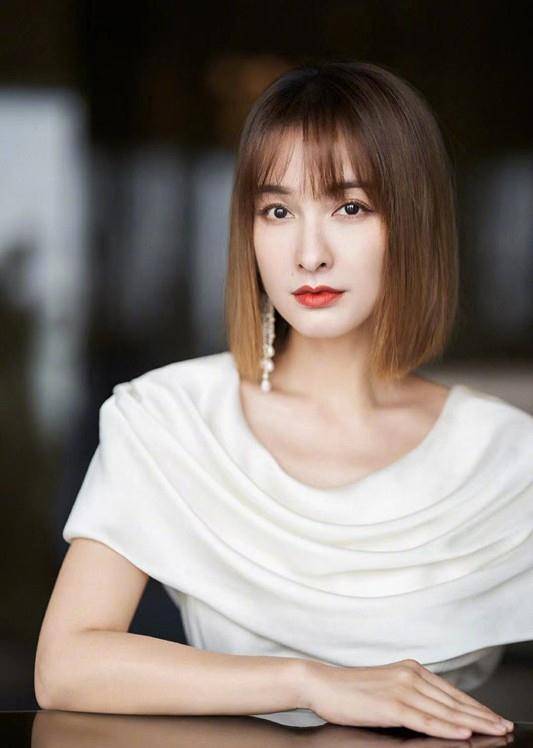 原创吴昕换新发型美出圈了穿白色连体裤飒爽不失优雅气质太高级