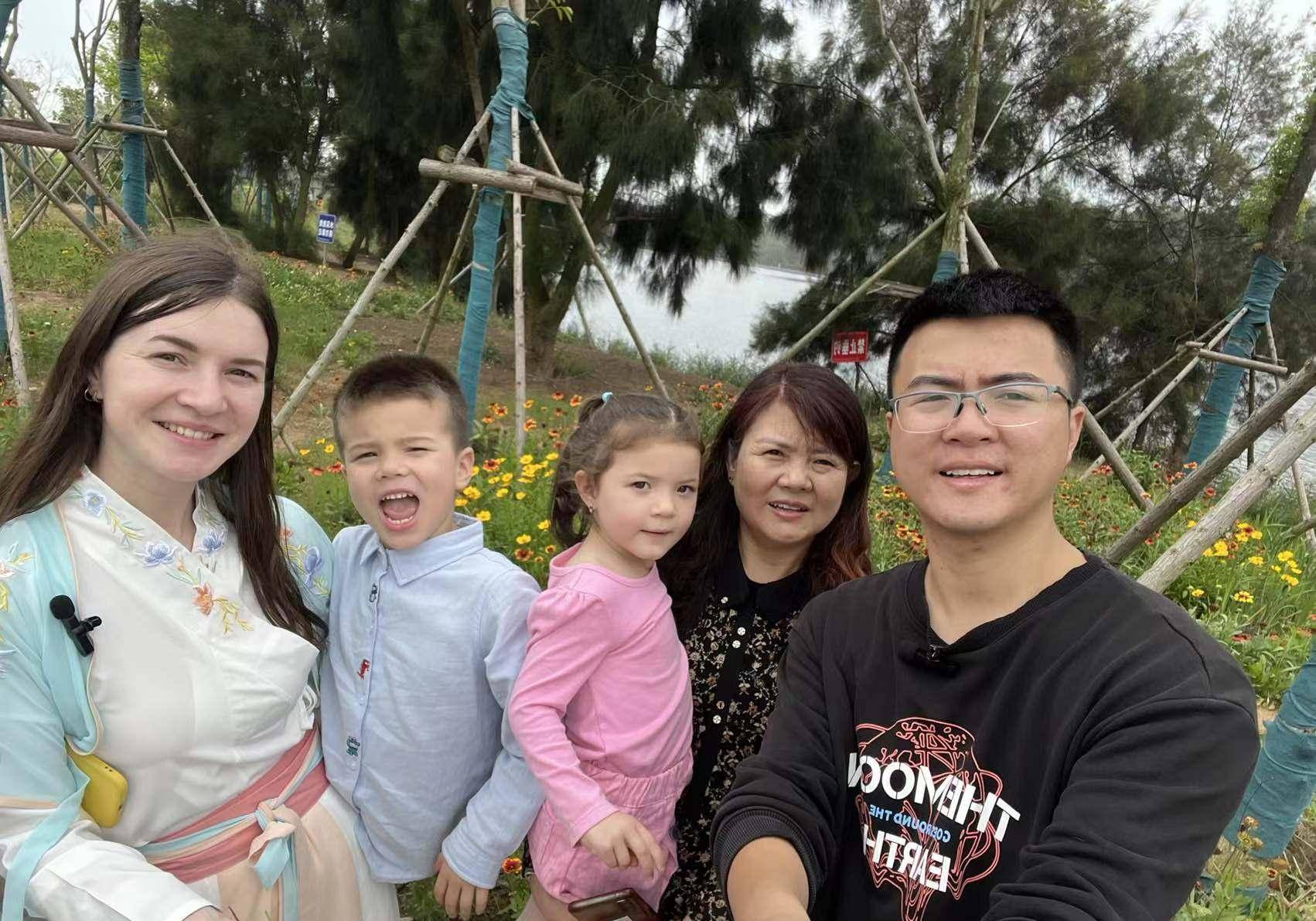 卡佳和婆婆照顾宝宝2020年3月,卡佳的父母又乘坐飞机飞回到了乌克兰