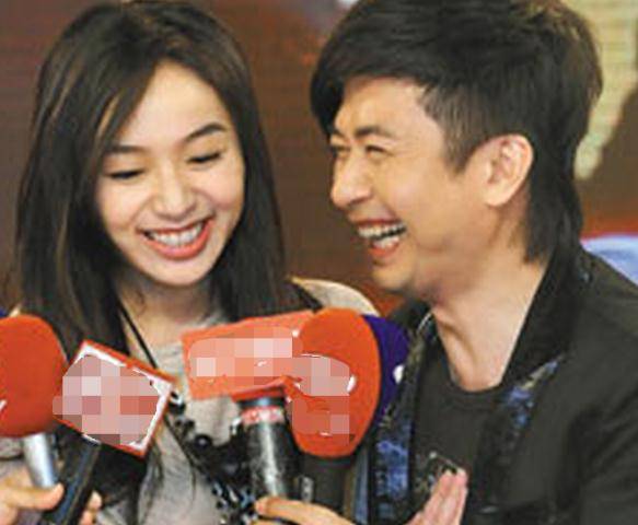 黄舒骏女儿的颜值很高,看得出是遗传到了黄舒骏的妻子sophia,sophia比