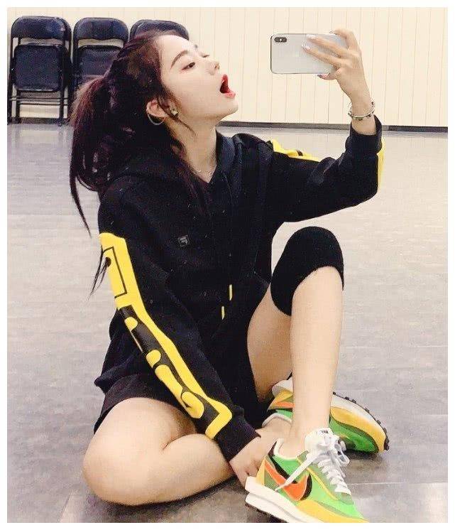 用脚踩在黑色的短裤上碰到的运动鞋的话,脚又细又白,女性看了也会像