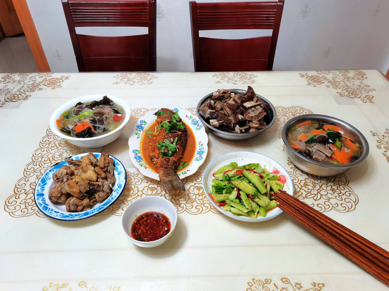 婆婆家的午餐,大鱼大肉满桌上,看看你喜欢哪道菜_调料_鲤鱼_家常