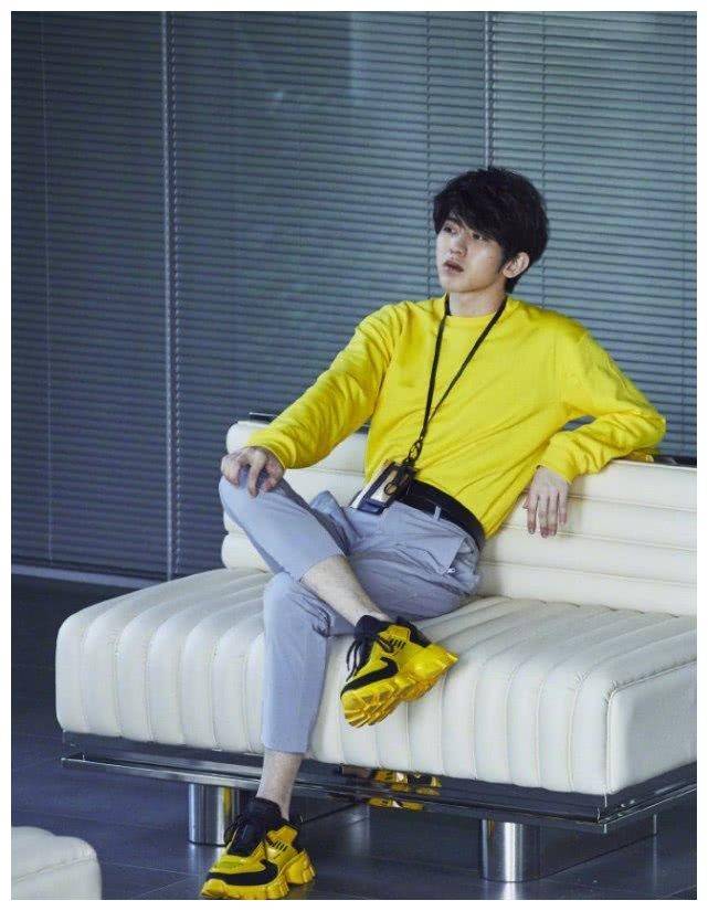 蔡徐坤蹲成这样是为了秀他的鞋?简单到不想看,配牛仔裤却很清新