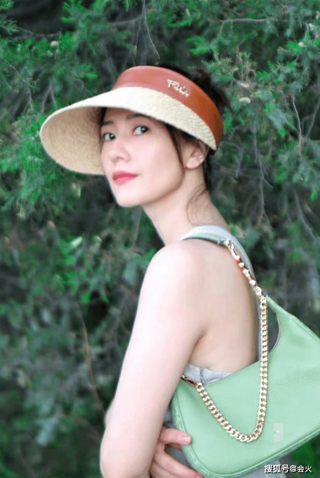 高圆圆路边拍美照!穿紧身裙包裹完美曲线