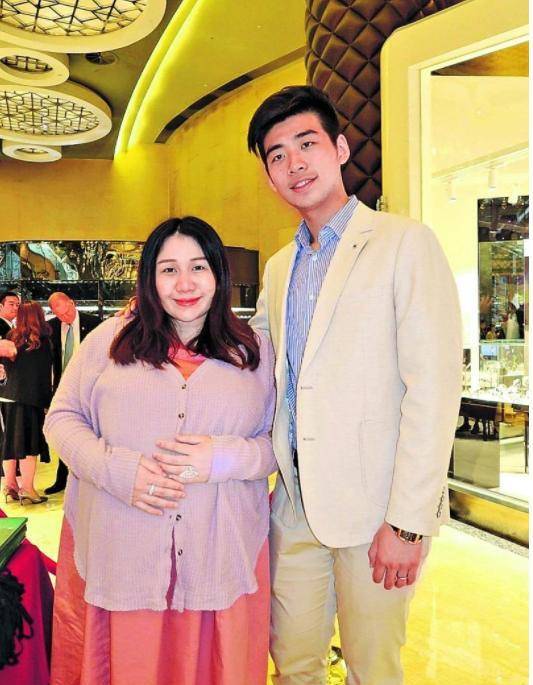 何鸿燊女儿何超盈终于瘦身成功,减掉一半的自己,重回颜值巅峰_身材