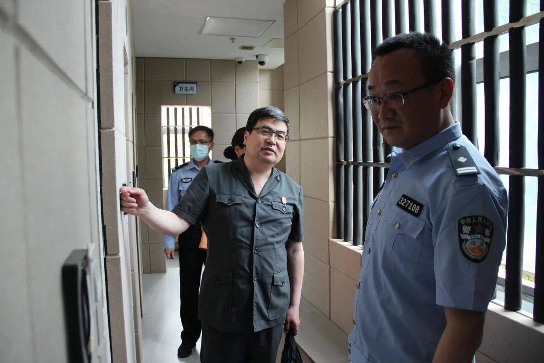 盐城经开区法院政治部严立华主任一行来我院参观交流