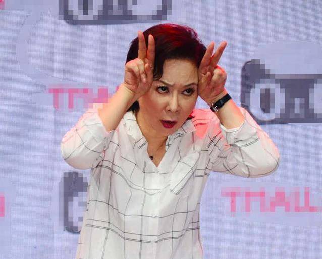 原创整容后遗症59岁蔡明近况曝光脸型轮廓不再分明表情十分僵硬