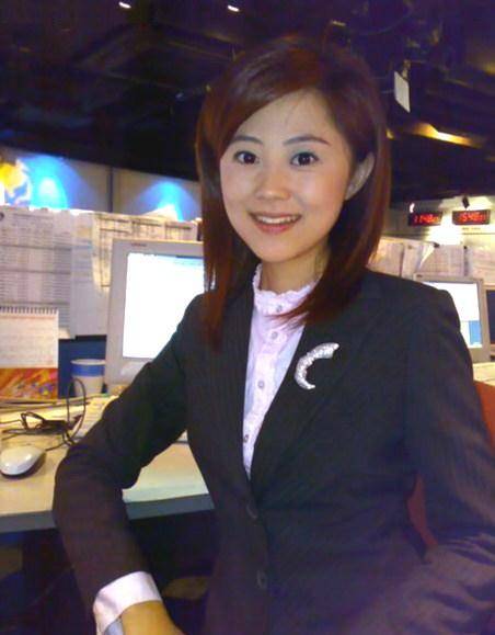 凤凰卫视美女主播杨舒甜美清新依旧多了一份时尚自信与大气