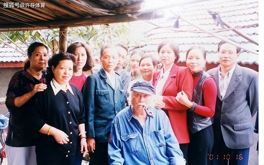 成龙回安徽老家认祖归宗,却只在穷大哥家逗留了十多分钟_房道龙_父亲