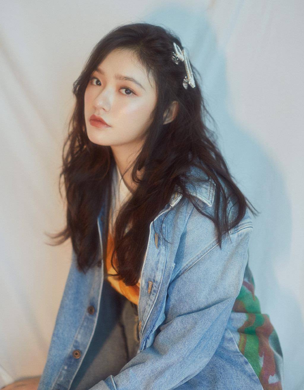 24岁的美人鱼林允穿潮范牛仔装配黑波浪卷尽显青春时尚感