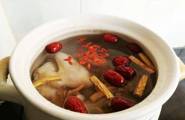 原创元旦小长假炖个药膳鸡汤冬天可多喝这种养胃补气补血的汤