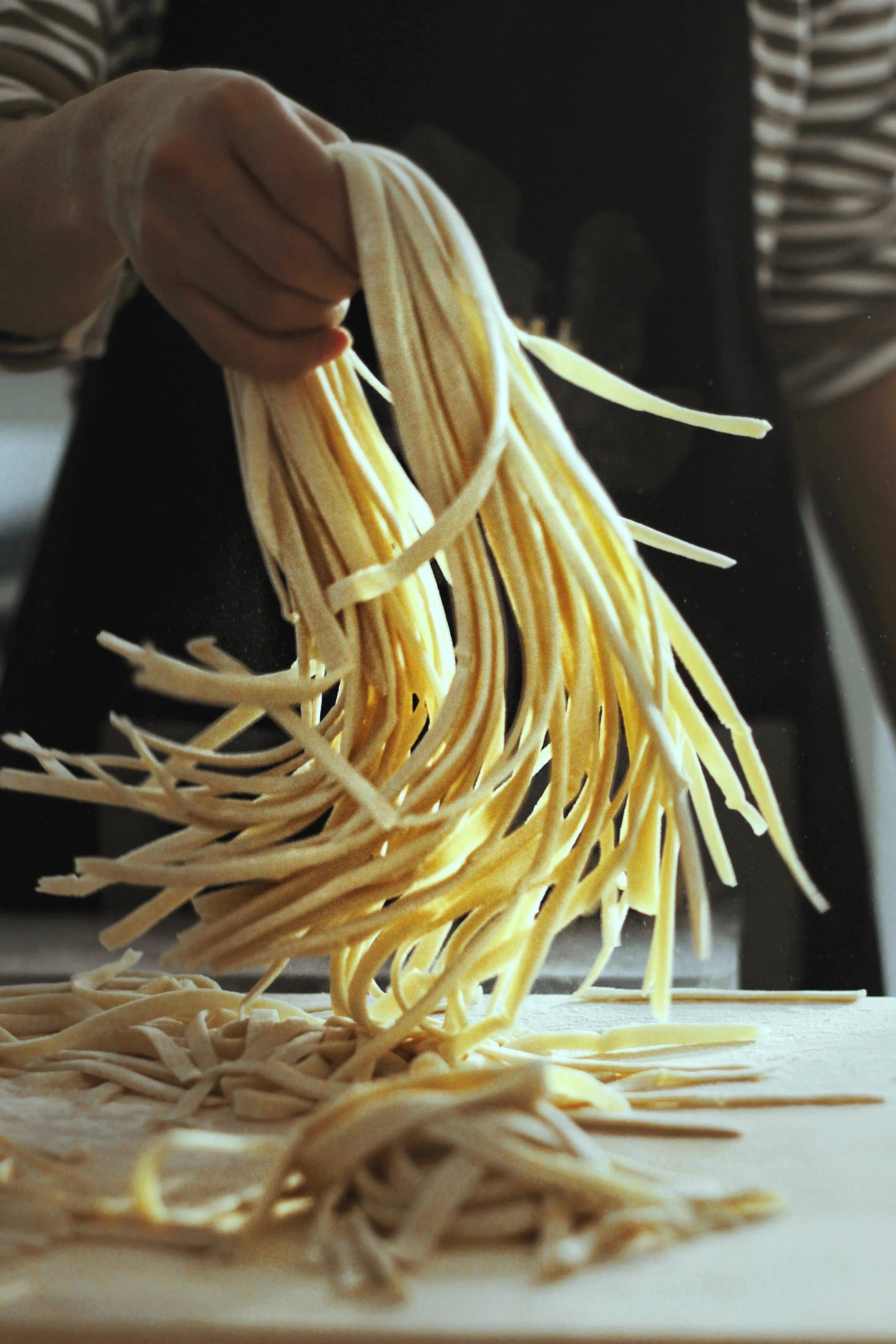 归乡回家要喝上一碗妈妈手擀面,舟车劳顿的疲惫在一碗热乎乎的面条中