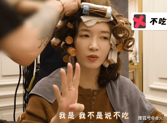 江疏影海滩边炫身材!弯腰打招呼秀事业线
