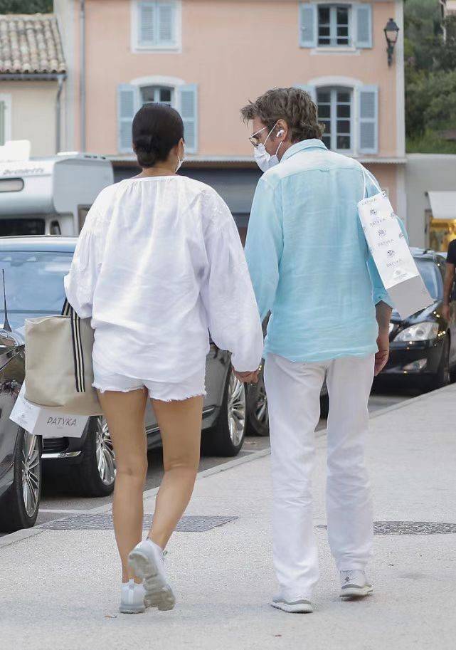 巩俐夫妇罕见合体逛街,同穿清新色系好年轻,全程腻歪