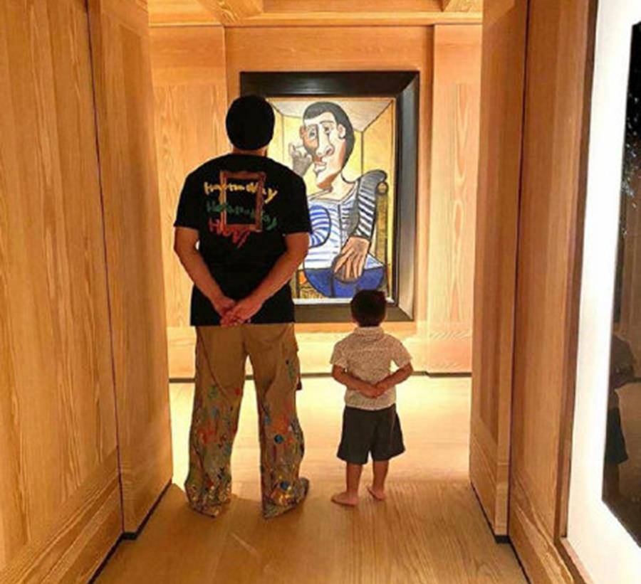 原创41岁周杰伦罕晒二胎父子背影太像带3岁儿子看画却不忘宠女儿