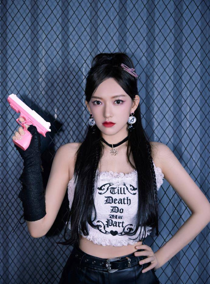 原创程潇身穿背心配皮裤酷飒有型还绷着个脸这叫摇滚甜心